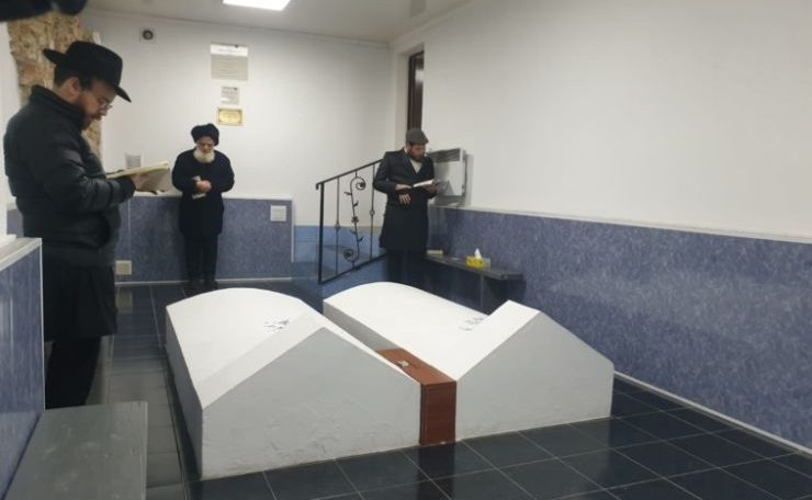 Célébration du 10 Kislev au Ohel du Mitteler Rebbe, Rabbi DovBer, à Nizhyn, en Ukraine