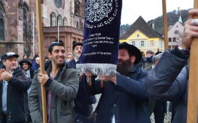 Allemagne : Ils dansent avec la Torah le long de l&rsquo;ancienne avenue Adolphe Hitler, à Fribourg-en-Brisgau
