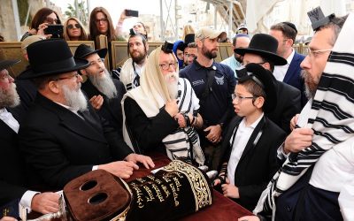 Moishy Holtzberg, le jeune garçon qui a survécu à l’attaque terroriste contre le Beth Habad à Mumbai, se rend au Kotel à l&rsquo;occasion de sa Bar Mitsva