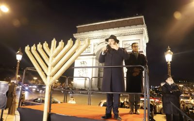 EN IMAGES. Allumage public de ‘Hanouccah sur la Place de l’Etoile par le Beth ‘Habad des Champs-Élysées