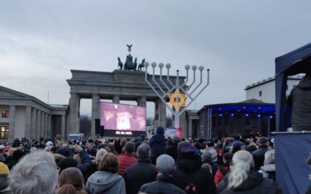 Allemagne : Allumage public d’une Menorah géante à la porte de Brandebourg