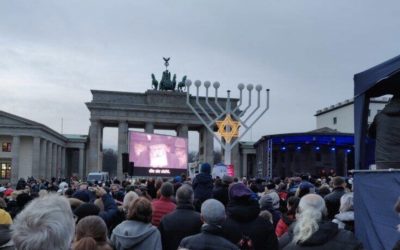 Allemagne : Allumage public d&rsquo;une Menorah géante à la porte de Brandebourg