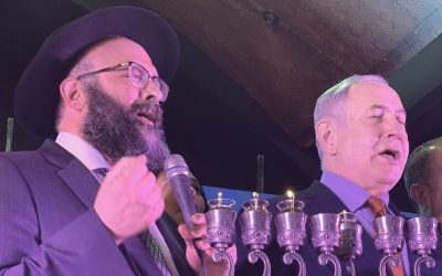 Ashdod : Le Rav Menahem Amar, directeur du « Merkaz Or Menahem », allume la 3ème bougie de ‘Hanouccah en présence de Binyamin Netanyahou