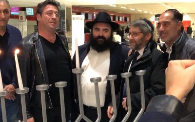 Le Grand Rabbin de France au Stand ‘Habad de Hanoukiot du comptoir El Al de l’aéroport CDG