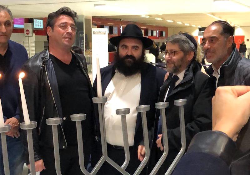 Le Grand Rabbin de France au Stand ‘Habad de Hanoukiot du comptoir El Al de l’aéroport CDG