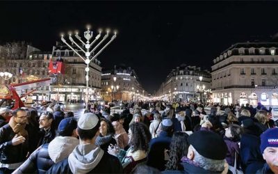 Texte & Audio : Paracha de Vayéchev – &lsquo;Hannoucah  « Le luminaire de la lumière et le luminaire du feu »  par le Rav Yaakov Abergel