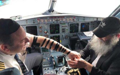 Un pilote de ligne  et son copilote mettent les Tefilines dans le cockpit de l’avion d’United Airlines