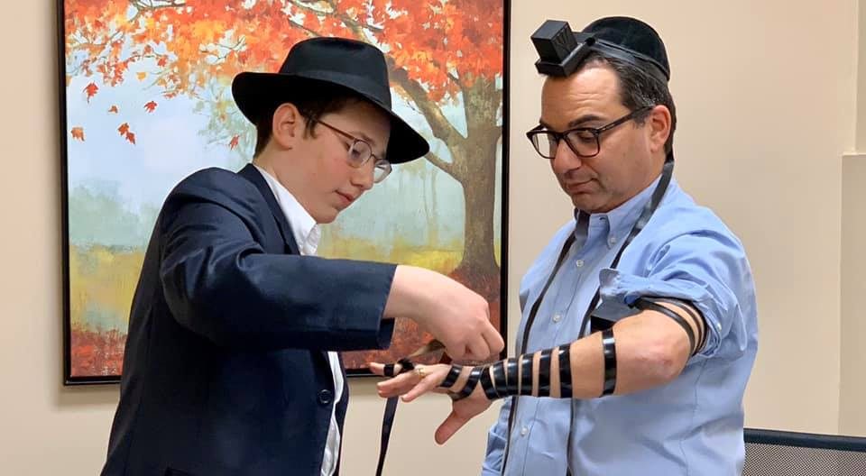 Pourquoi un député canadien a-t-il publié une photo où on le voit mettre les Tefilines sur son compte Facebook?