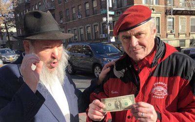 Le fondateur des « Guardian Angels », une milice non armée à New York, reçoit à nouveau un dollar du Rabbi