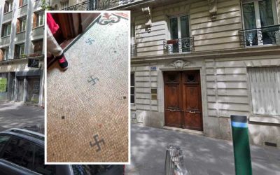 Des croix gammées décorent le sol de l’entrée d’un immeuble de la rue Crimée, dans le 19ème arrondissement de Paris