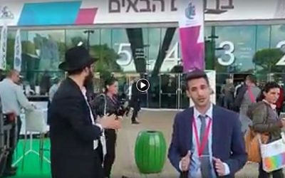 Incroyable: Avihay Shtern,  maire de Kiryat Shmona, institue la « Journée Internationale des Téfilines » à Tel Aviv