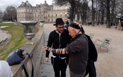 Photo du jour : Levi-Its’hak Laloum met les Tefilines à un juif qui les met pour la première fois, au Jardin du Luxembourg