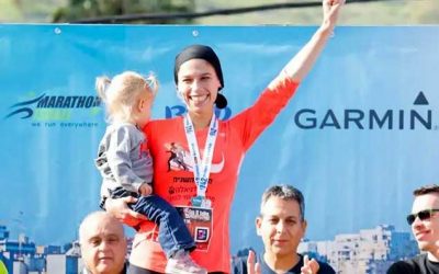 Betty Deutsch, mère orthodoxe de 5 enfants, remporte le semi-marathon de Miami