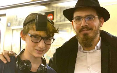 Ce jeune américain de 14 ans met les Tefilines pour la première fois dans le métro de New York