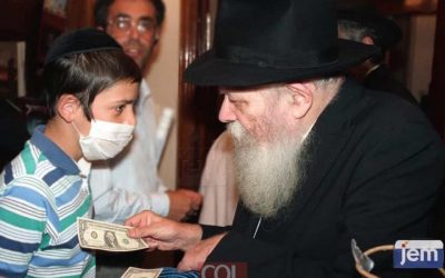 Rare photographie dans laquelle un enfant rencontre  le Rabbi, lors la distribution du dollar, avec un masque de protection