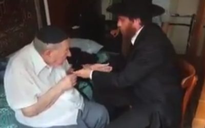 Emouvant : un homme de 101 ans célèbre sa Bar Mitsva et met des Téfilines pour la première fois de sa vie !