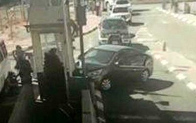 Des images montrent un terroriste palestinien fonçant avec sa voiture sur un garde frontière
