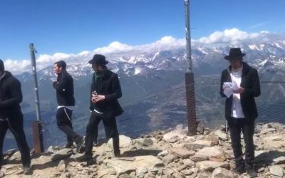 VIDEO. Des Bahourim de la Yéchiva de Brunoy font un Siyoum Harambam sur un sommet des Alpes