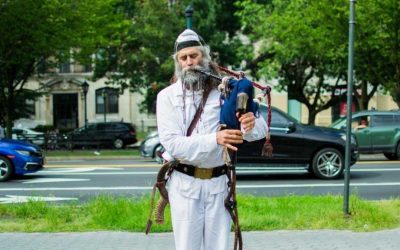 Insolite :  Un inconnu joue de la cornemuse devant le 770 Eastern Parkway
