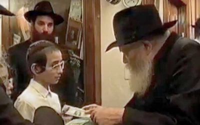 VIDEO. En 1991, Mena’hem Mendel Ouaki, 11 ans, futur Chalia’h à Suresnes, demande un dollar au Rabbi pour son grand-père
