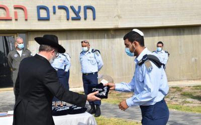 Israël : des dizaines de paires de Téfilines distribuées aux soldats de l’armée de l’air
