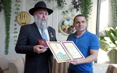 Une première: Un rabbin reçoit la plus haute distinction du Parlement ukrainien