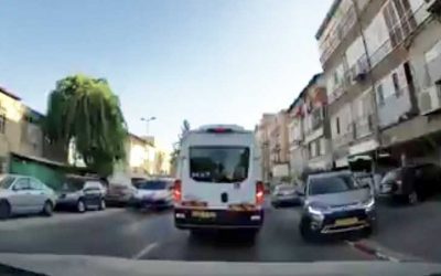 VIDEO. Miracle à Bnei Brak. Une petite fille traverse une rue à vélo et est heurtée par une camionnette
