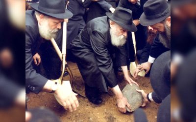 VIDEO. Il y a 32 ans :  Le Rabbi pose la première pierre, le 17 Elloul 1988, des travaux d’agrandissement du 770