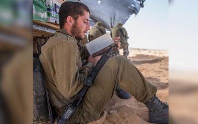 Photo du jour : Un « Tsadik » de Tsahal étudie la Torah pendant sa pause, lors d’une mission à la frontière du Liban