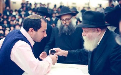 Vidéo inédite : Le Rabbi distribue le « Kos Chel Bra&rsquo;ha » à l&rsquo;issue de Sim&rsquo;hat Torah