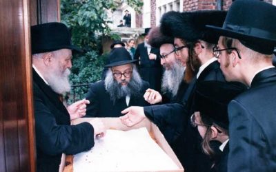 VIDEO. Le Rabbi distribue du Leka’h Hochaana Rabba 5749 • 1988