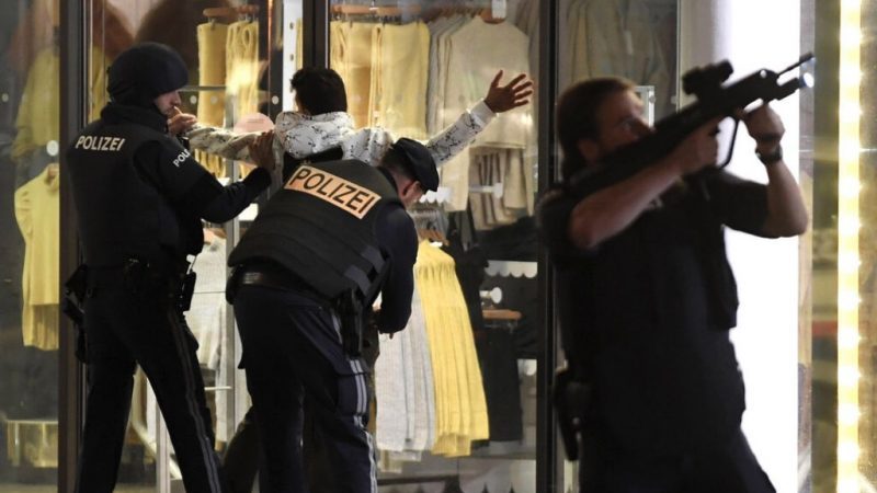 Attaque terroriste à Vienne: 4 tués, un terroriste soutenu par l’Etat islamique tué