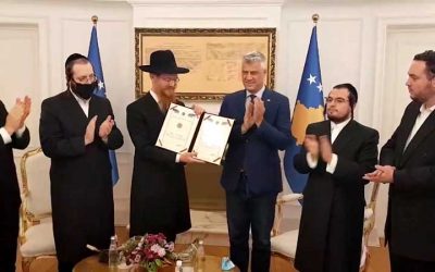 VIDEO. Le président du Kosovo remet le titre d’ambassadeur honoraire au Chalia’h du Rabbi