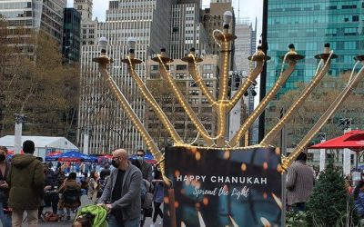 EN IMAGES. La ville de New York illuminée par les Menorah géantes organisées par ‘Habad Manhattan