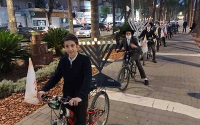 Israel : Des jeunes ‘Habad d’Afoula organisent une parade de Menorah sur vélos