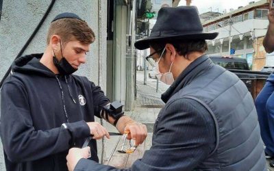 Levée des restrictions en Israël : Les élèves de la Yéchiva Habad de Tsfat relancent le Mivtsa Tefilines après une longue interruption