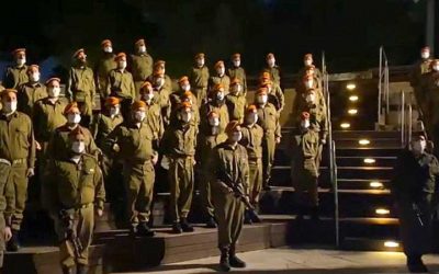 REGARDEZ : Un grand groupe de soldats orthodoxes chantent « Ani Maamin » après avoir terminé leur formation de recrutement dans Tsahal