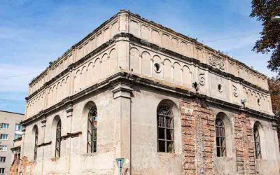 Le toit d’une ancienne synagogue délabrée du XVIIIe siècle en Ukraine s’effondre
