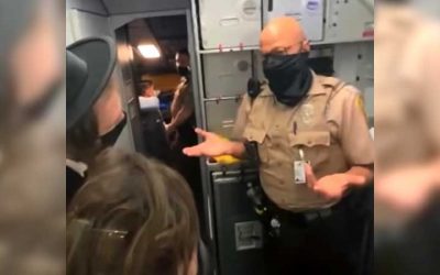 Le personnel de Frontier Airlines  ordonne à un couple orthodoxe de descendre de l’avion parce que leur bébé de 18 mois ne portait pas de masque
