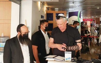 Photo du jour : Benny Gantz met les Tefilines au stand Habad de l’hôpital Tel Hashomer