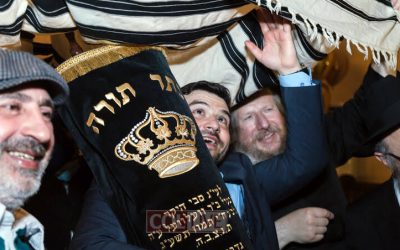 Russie : Un responsable des relations publiques de New York fait don d’un Sefer Torah à la synagogue du village de Malakhovka