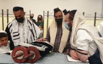 Amsterdam : Le footballeur international israélien,  Eran Zahavi, récite la bénédiction « Hagomel » au Beth Habad, après que se famille ait été été ligotée par des voleurs