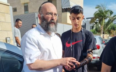 Ashdod : A proximité de la chute d&rsquo;une roquette, le Rav Menahem Amar propose aux habitants de mettre les Téfilines