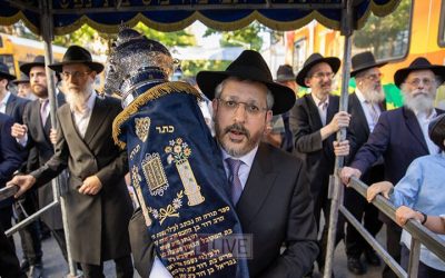 EN IMAGES. Un nouveau Sefer Torah est inauguré et conduit dans la petite synagogue du 770
