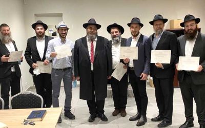 Photo du jour : Remise des diplômes d’ordination rabbinique avec le Rav Laloum du Rabbinat Loubavitch de France