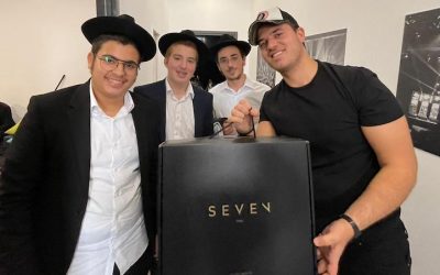 David Hababou, dirigeant de « Seven » offre un chapeau aux Ba’hourim de la Yéchiva Loubavitch de Vincennes