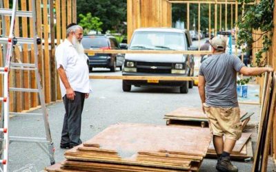 EN IMAGES. Construction de la  Souccah géante du Rav Moché Rubashkin à Crown Heights