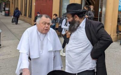 Un prêtre de 80 ans révèle ses origines juives au stand Loubavitch de Manhattan