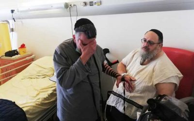 Photo du jour : Yossef Abitbol, récemment hospitalisé à l’hôpital Henri Mondor, continue de faire les Mivtsaïm du Rabbi