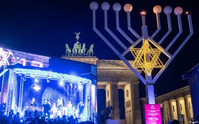 Hanouccah en Allemagne : Allumage public d’une Ménorah géante à la porte de Brandebourg à Berlin